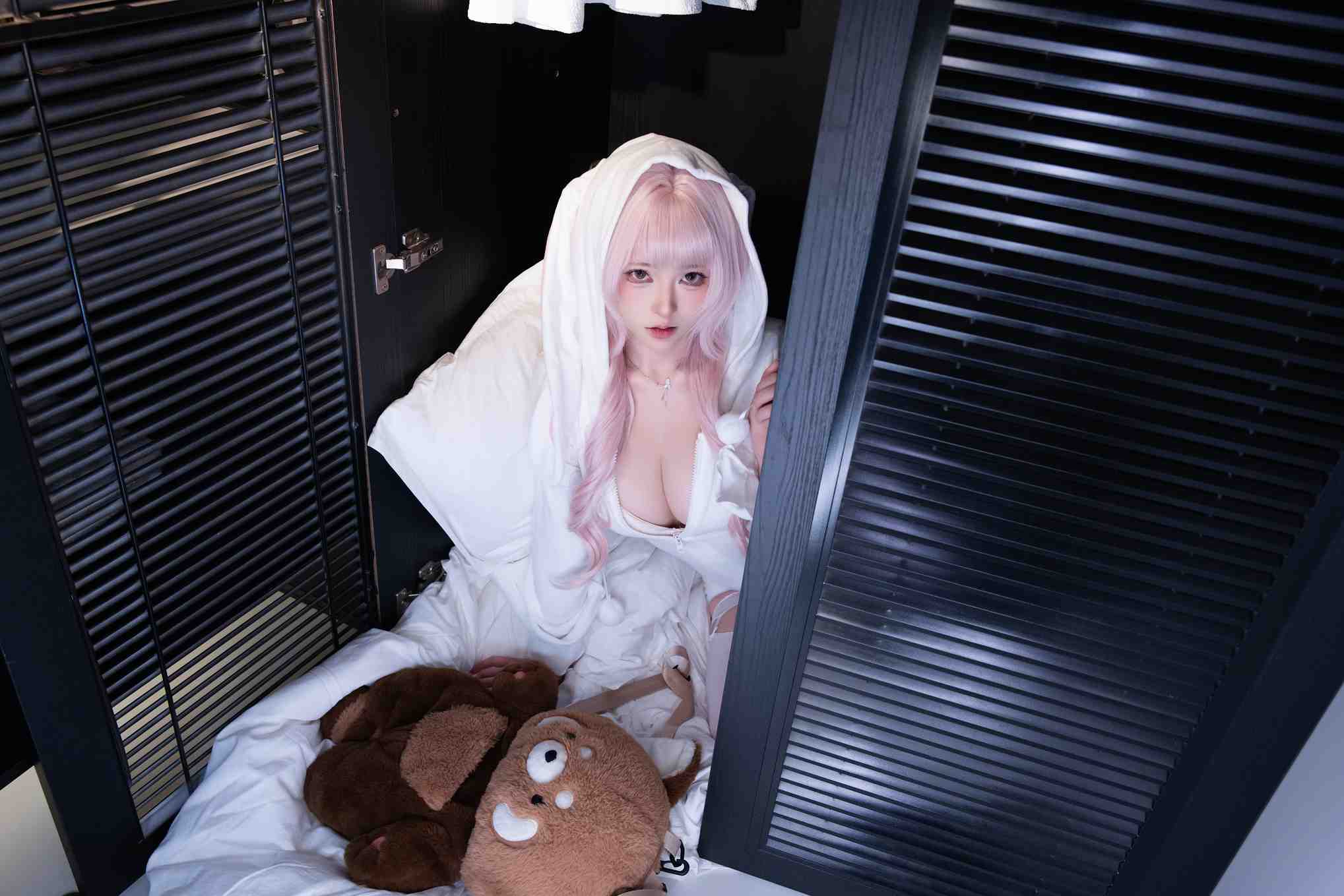 清水由乃-衣柜里的兔子.jpg